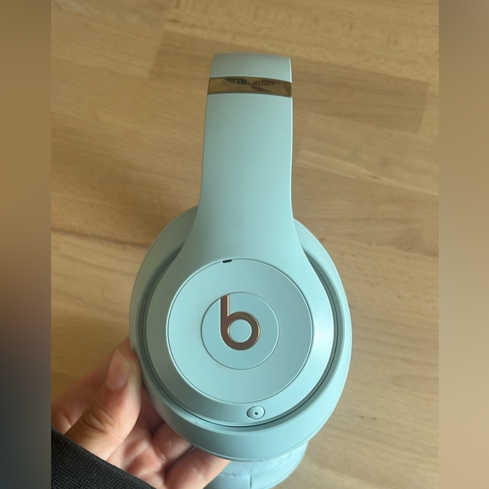 blue and gold wireless studio3 beats